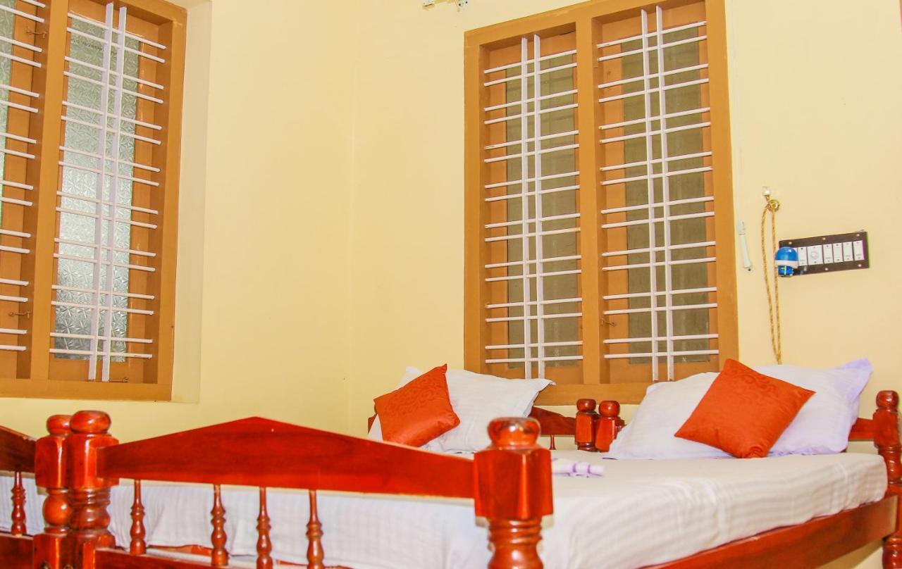 Alappuzha Aramana Holiday Inn חדר תמונה